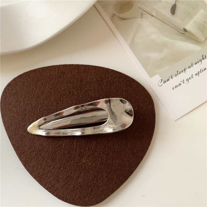 De metal de una sola palabra pico horquilla accesorios para el cabello femenino de alto grado estilo Chanel miumiu carta horquilla ins estilo clip lateral