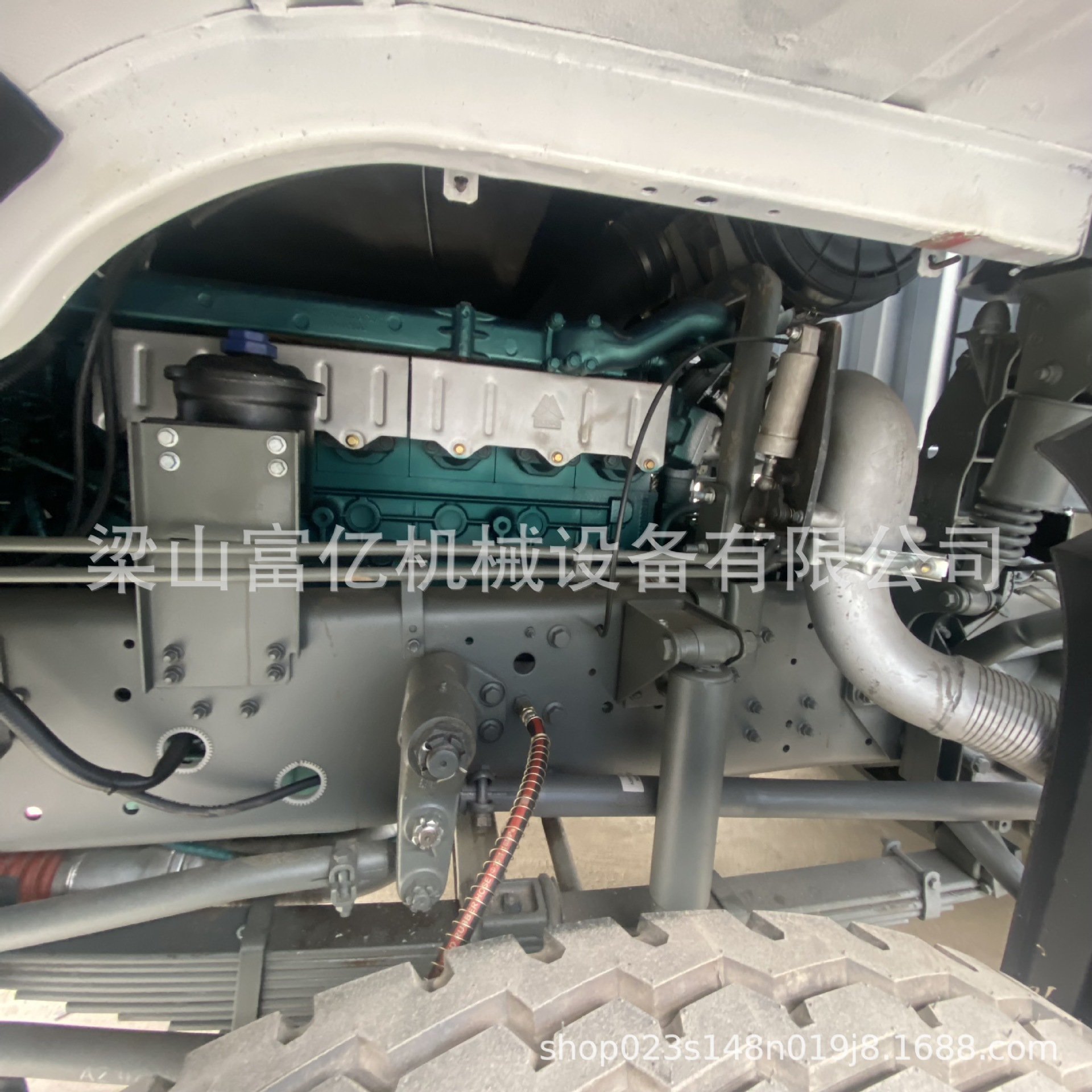 Exported to Africa: Sinotruk Howo Box-Type Truck with 12 Wheels (Four Front, Eight Rear), High Horsepower, Remanufactured Container Truck