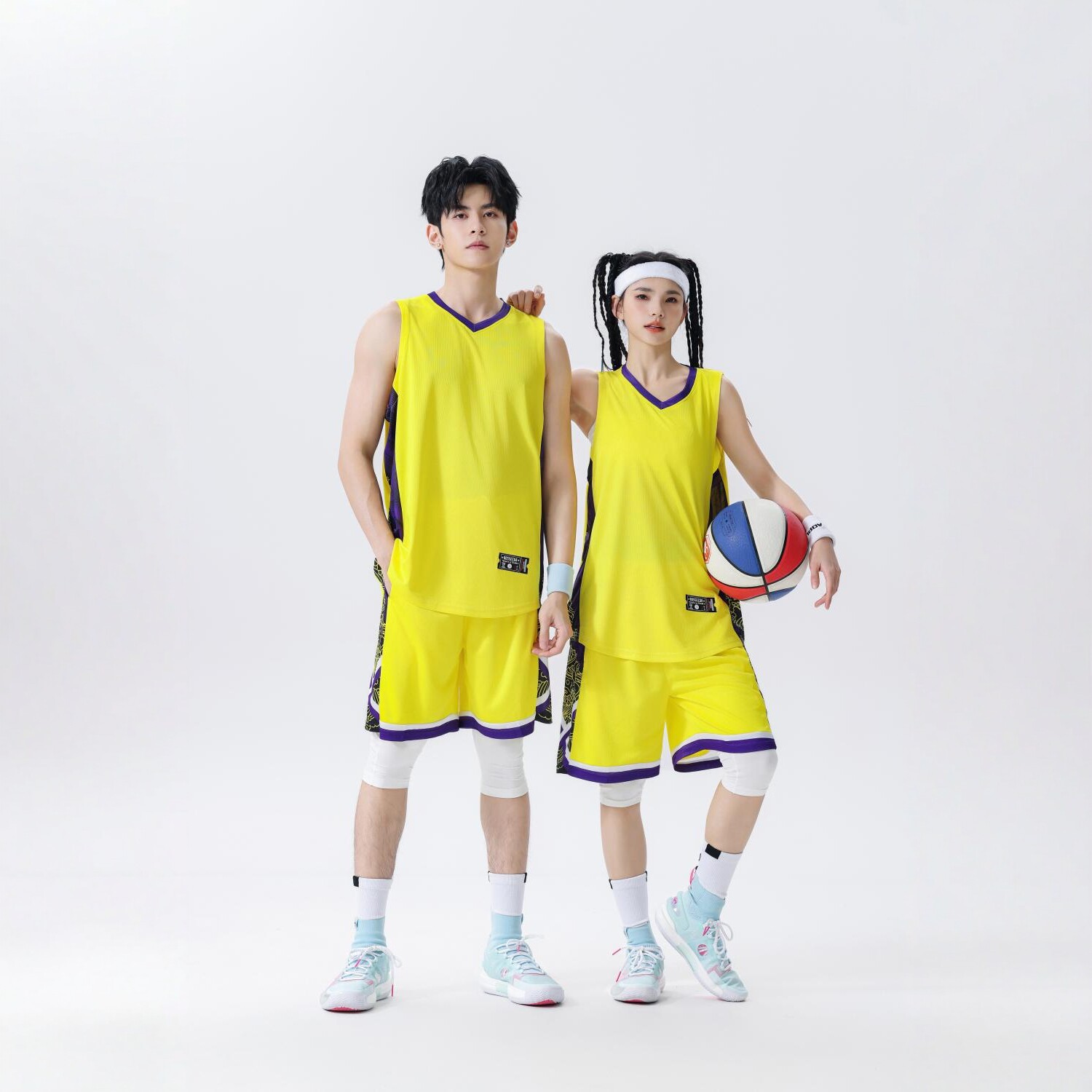 Nuevo conjunto de ropa de baloncesto para hombres y mujeres de verano rápido secado transpirable americano entrenamiento juego camiseta se puede imprimir uniformes personalizados