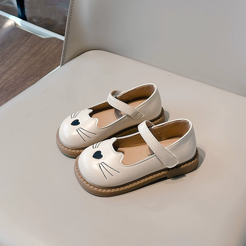 Симпатичные маленькие кожаные туфли