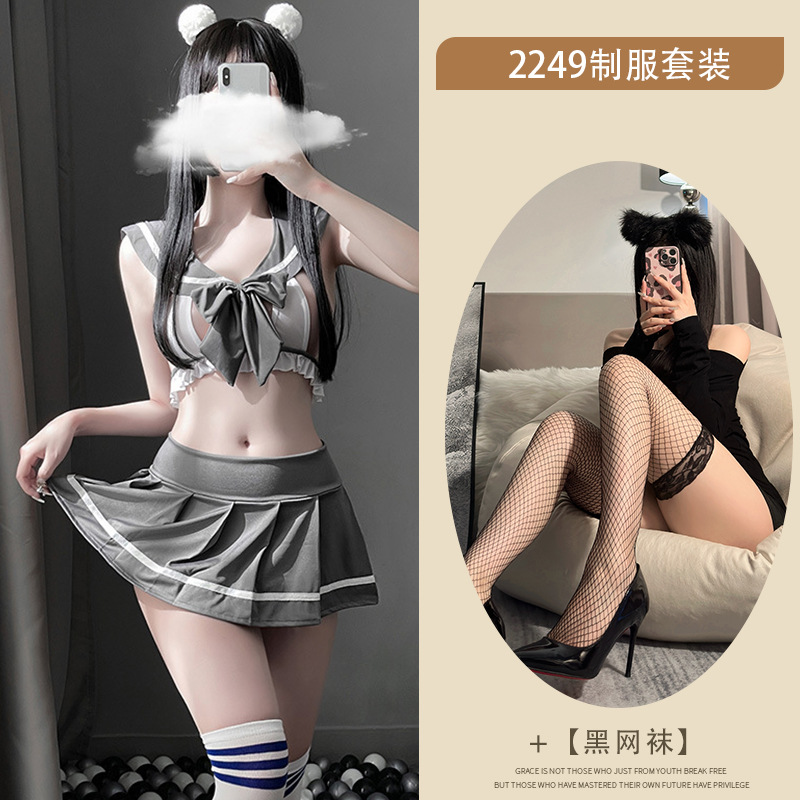 회색 정장 + 검정 망사 스타킹