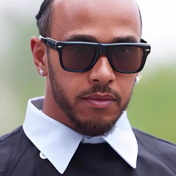 Nuevos hombres y mujeres de estilo europeo y americano elegante Marco de moda beige uñas llanura cara-mirando pequeña pasarela al aire libre sol protección sol