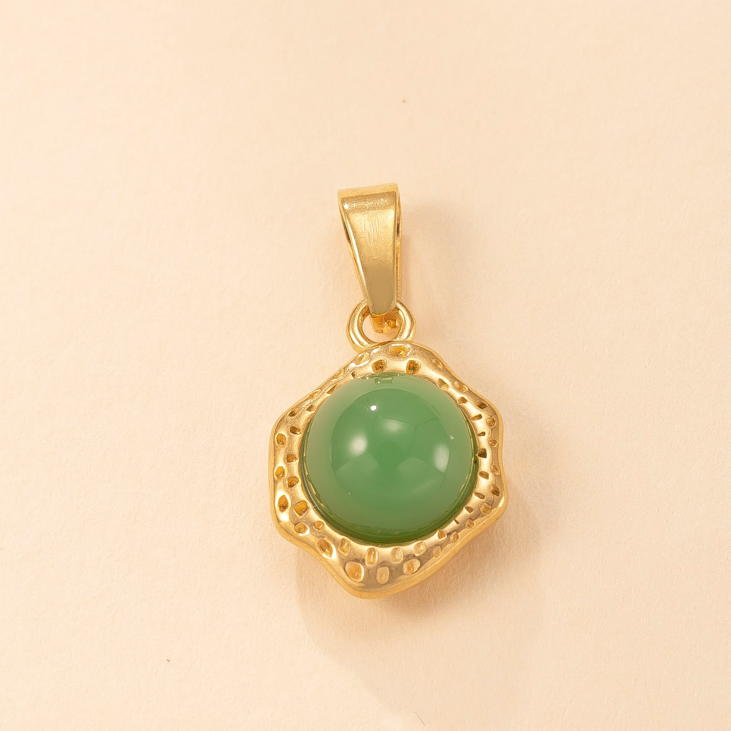 Colgante único Joyas transfronterizas de acero inoxidable Collar de piedra natural con incrustaciones irregulares en relieve Accesorios de bricolaje chapados en oro de lujo ligero de 18k