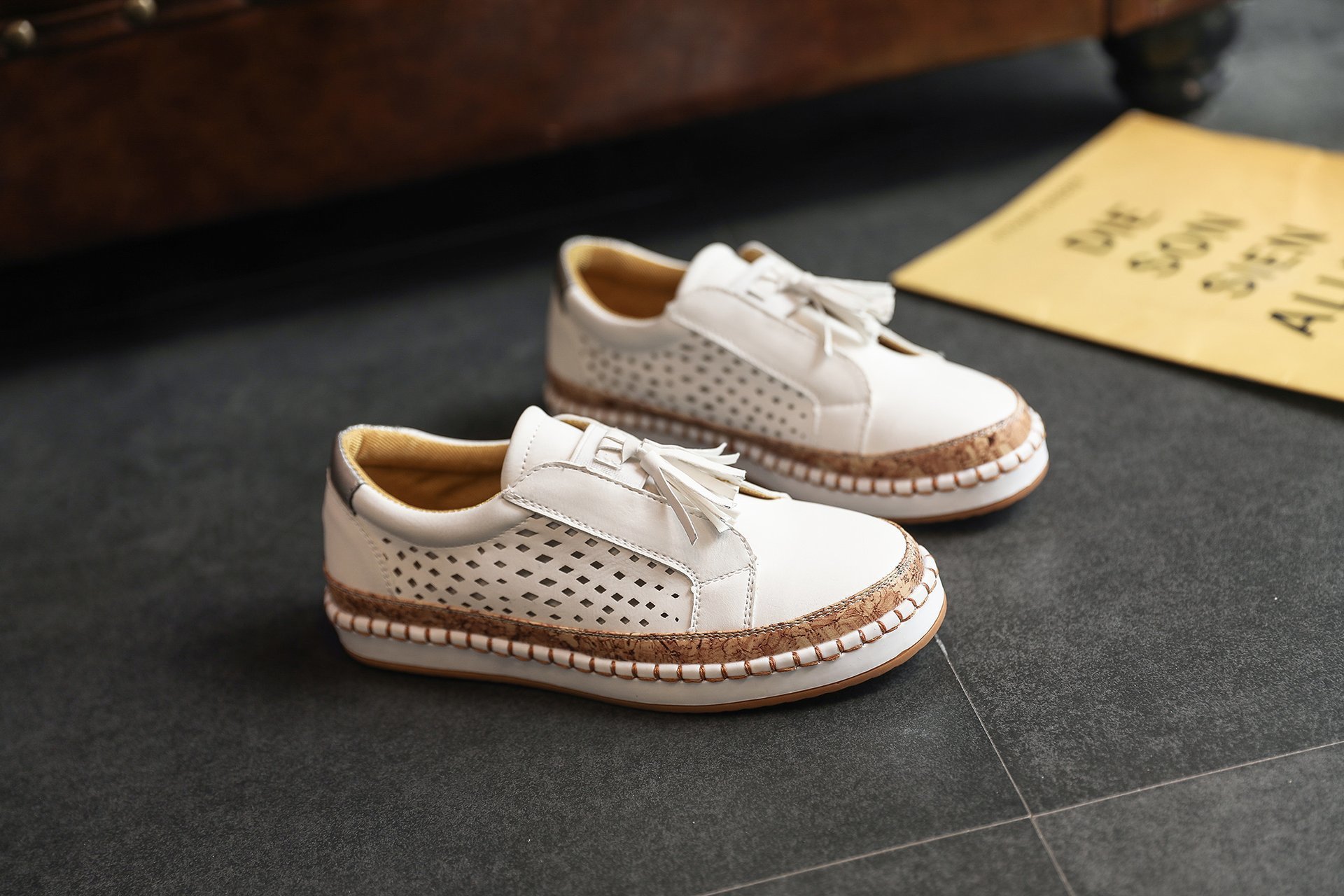Große lässige einzelne 2023 neue flache Mund hohle Spleißen ein Fuß Damenschuhe_voghion.com