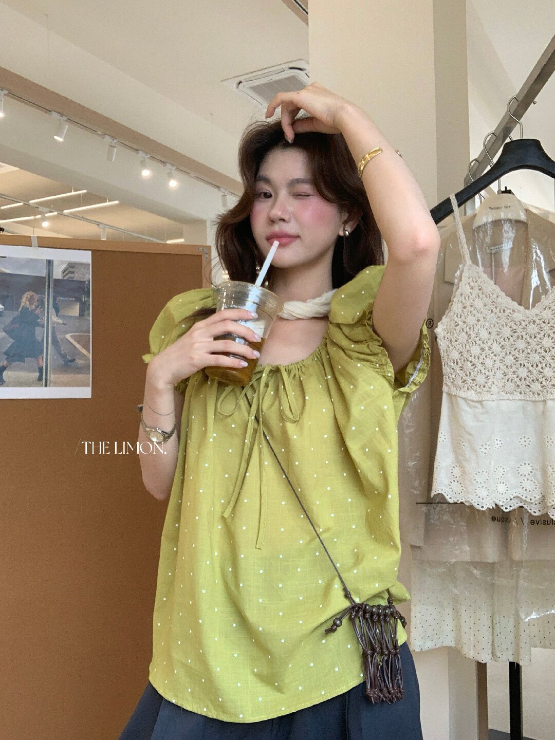 Áo sơ mi nữ tay bồng chấm bi phong cách Nhật, cổ dây rút, dáng suông trẻ trung — màu đen, màu trắng, xanh lá cây chi tiết 35