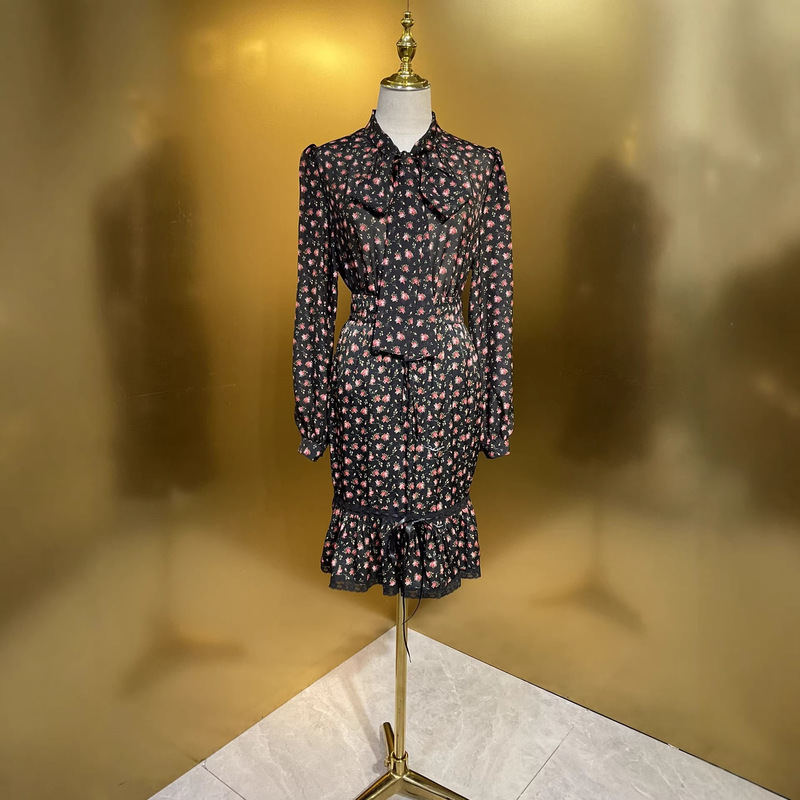 Black Base with Small Rose Floral Print 10mm Chiffon Silk Long-Sleeve Shirt Paired with 19mm Double Georgette Bodycon Skirt Black Base with Small Rose Floral Print 10mm Chiffon Silk Long-Sleeve Shirt Paired with 19mm Double Georgette Bodycon Skirt