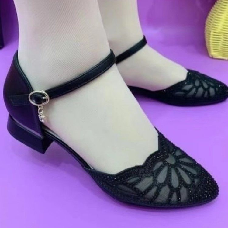 Sandálias de talón suave huecadas, zapatos de talón grueso de mujer con una boca poco profunda y punta hueca con una hebilla de diamante de agua.