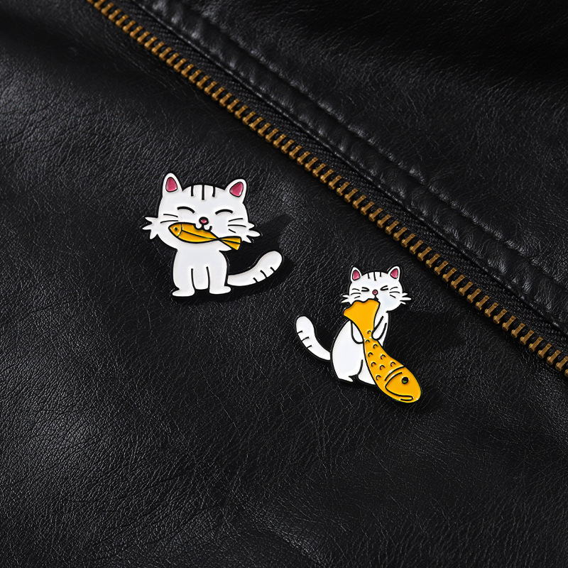 Korean Cat And Small Fish Cat Eating Alloy Paint Badge Wholesale display picture 4