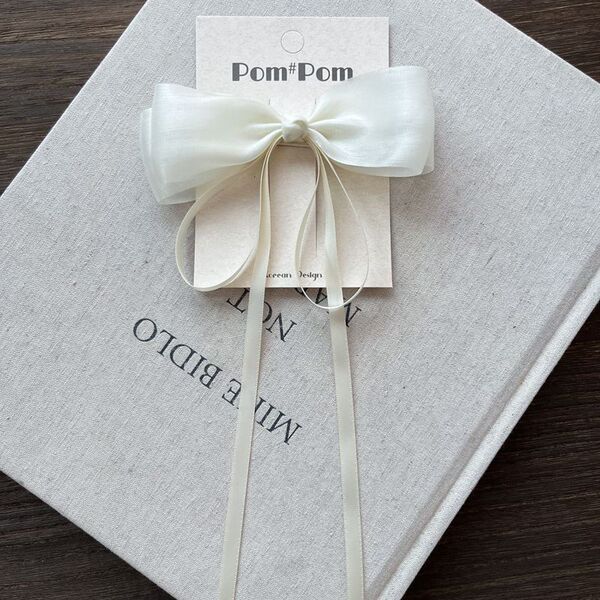 Genuine summer white children's elite hairgrip with bow