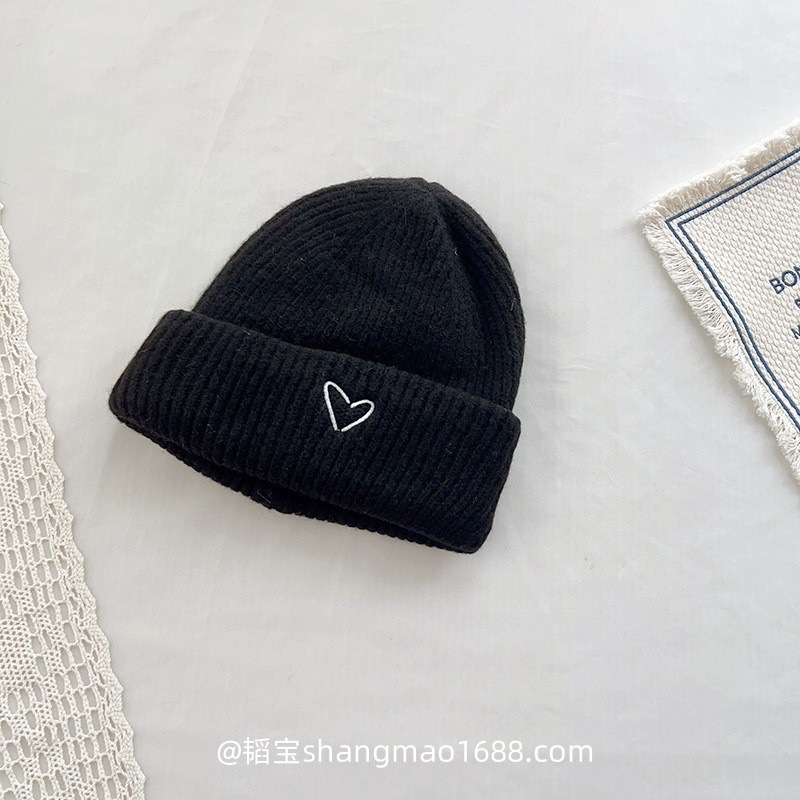 秋冬の新型の愛の刺繍の純色の子供の毛糸の帽子の赤ちゃんの百合のニットの帽子の韓国版の男女の子供のスーツのファッション
