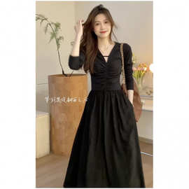 潮显瘦哺乳连衣裙复古轻奢赫本风气质小黑裙V领捏褶收腰喂奶衣服