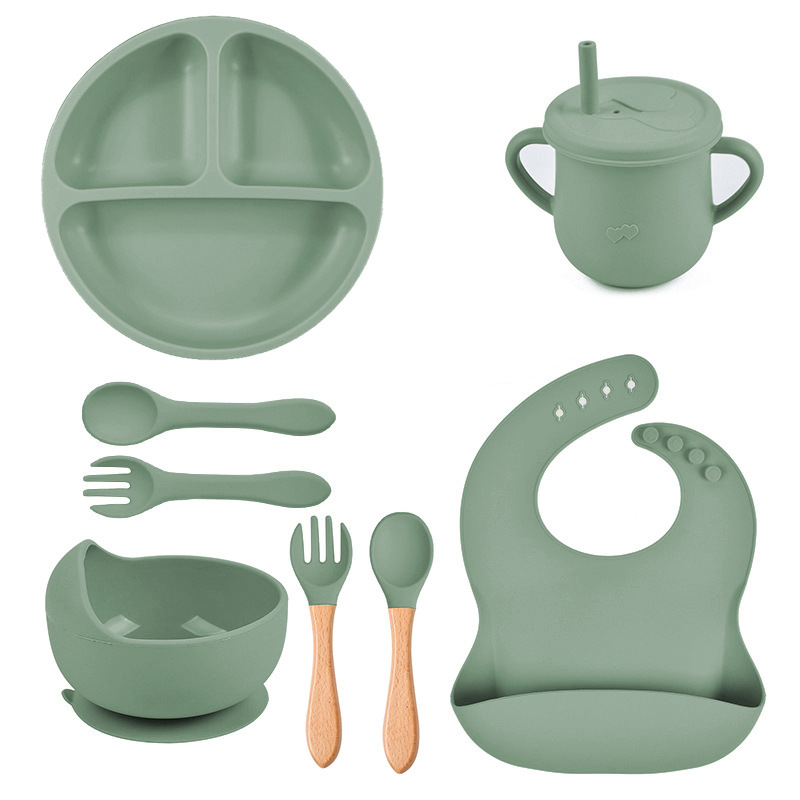 Conjunto de cubiertos de silicona de 8 piezas pequeños platos de succión copas de paja de silicona cuenco delantal cuchara horquilla plato de bebé al por mayor