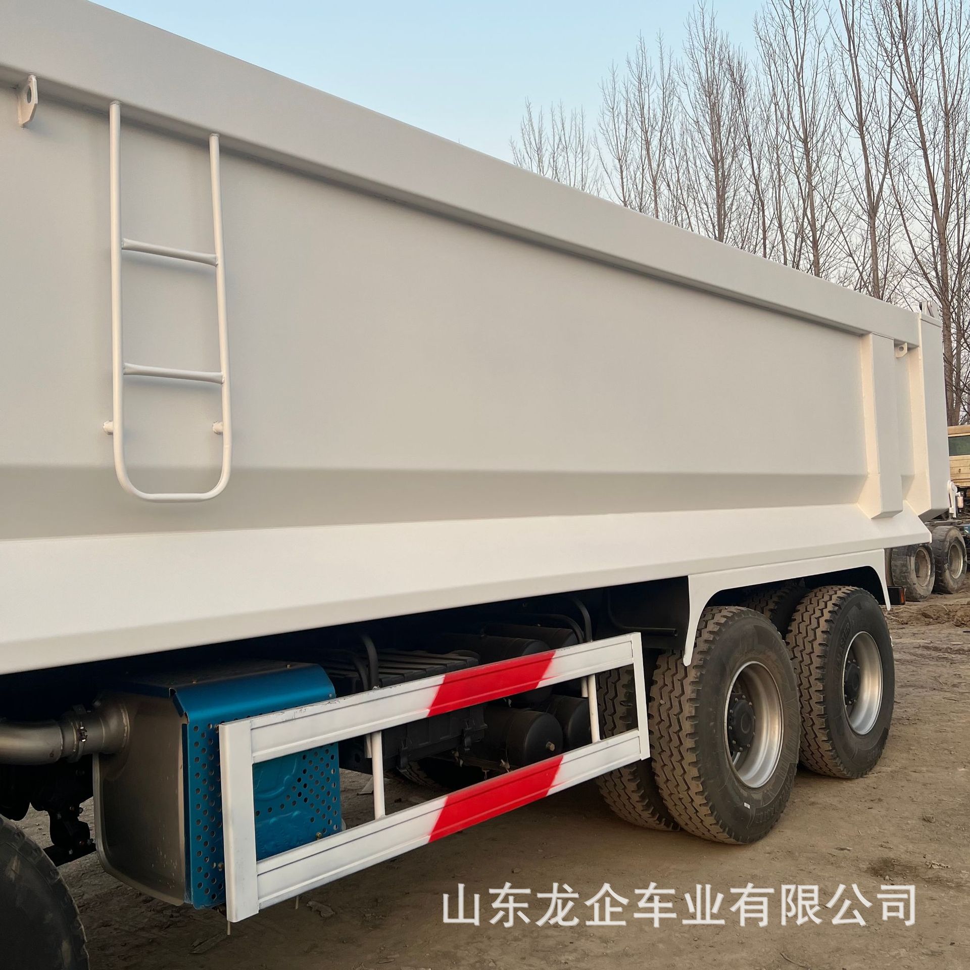 In-stock export of Shaanqi Delong H3000 rear-tipping dump truck, 12-wheel mining ore, soil, sand, and gravel transport tipper truck