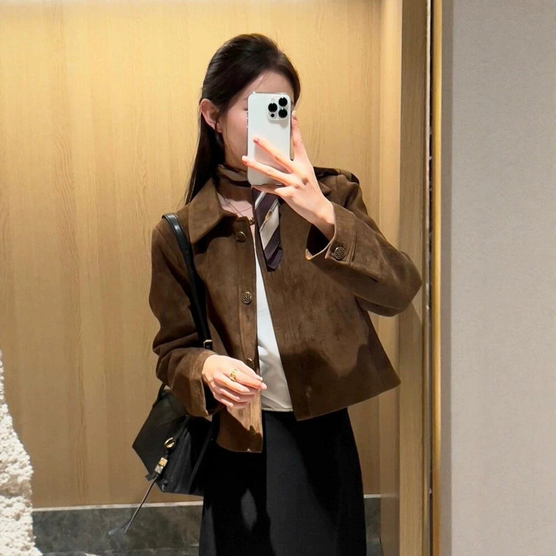 Brown suede jacket for women, spring and autumn wear, beautiful Maillard style, short jacket with straight shoulders for petite figures Brown suede jacket for women, spring and autumn wear, beautiful Maillard style, short jacket with straight shoulders for petite figures