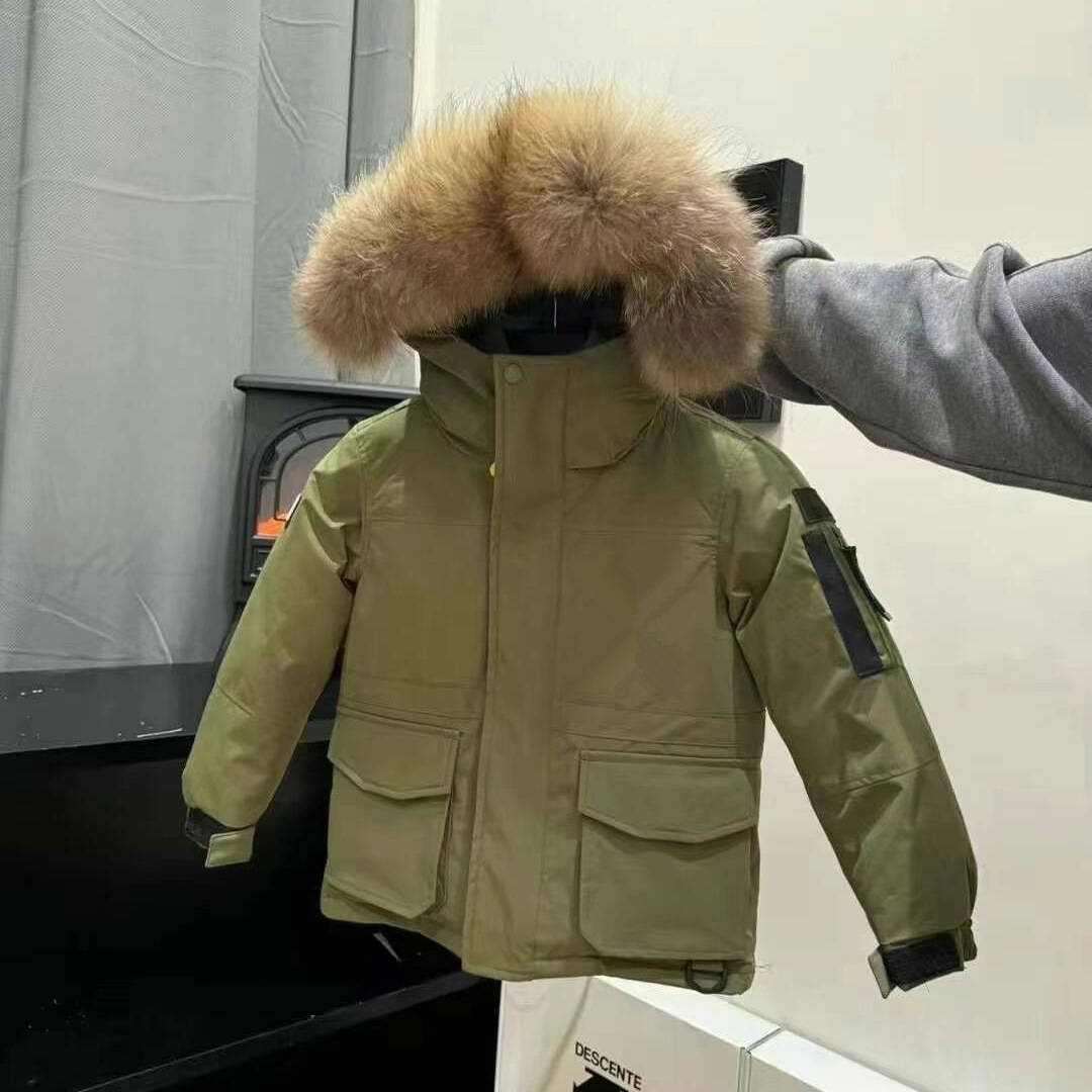 Putian high-quality children's workwear down jackets, winter parent-child parkas with large pockets, parent-child outfits, coats, and overcoats.