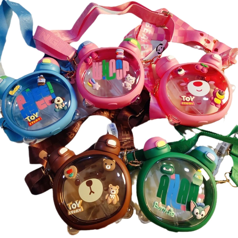 Taza de agua para niños diseño vida de fresa y oso, doble pajita, plástico resistente al calor 750ML, súper lindo hervidor para estudiantes.