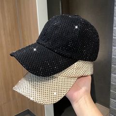 重工はアヒルの舌の帽子をいっぱいかぶっています。