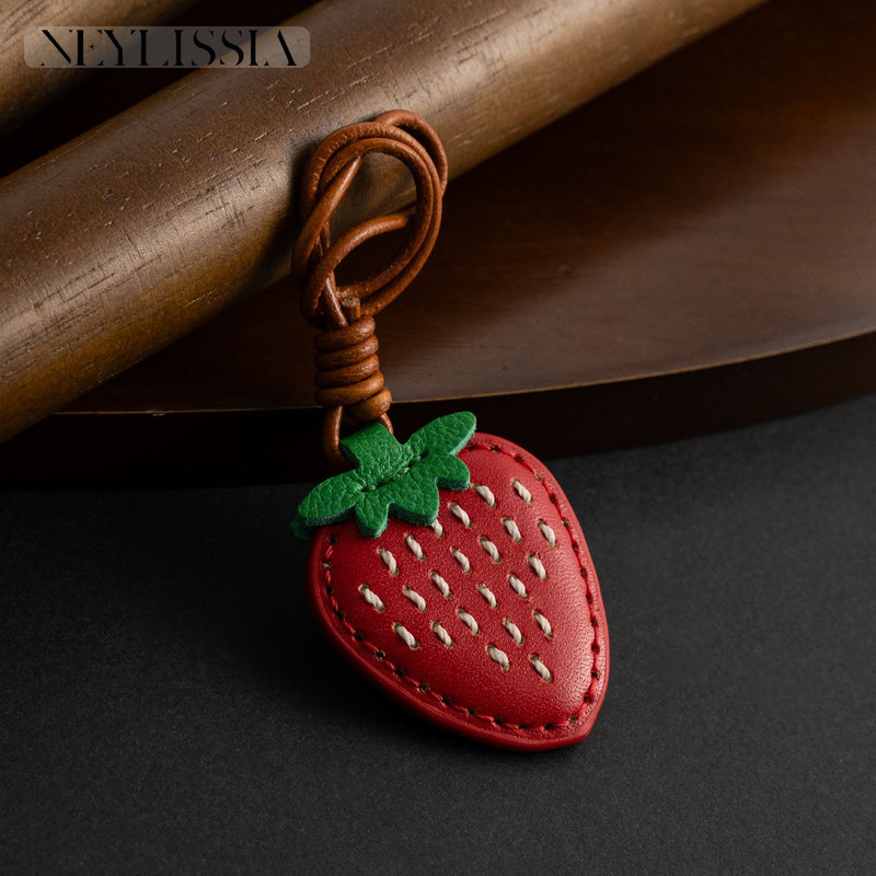 Handmade First-Layer Leather Strawberry Pendant Suitable for Lv Bags Longxiang Bag Pendant Creative Mildew Trouble Genuine Leather Car Pendant