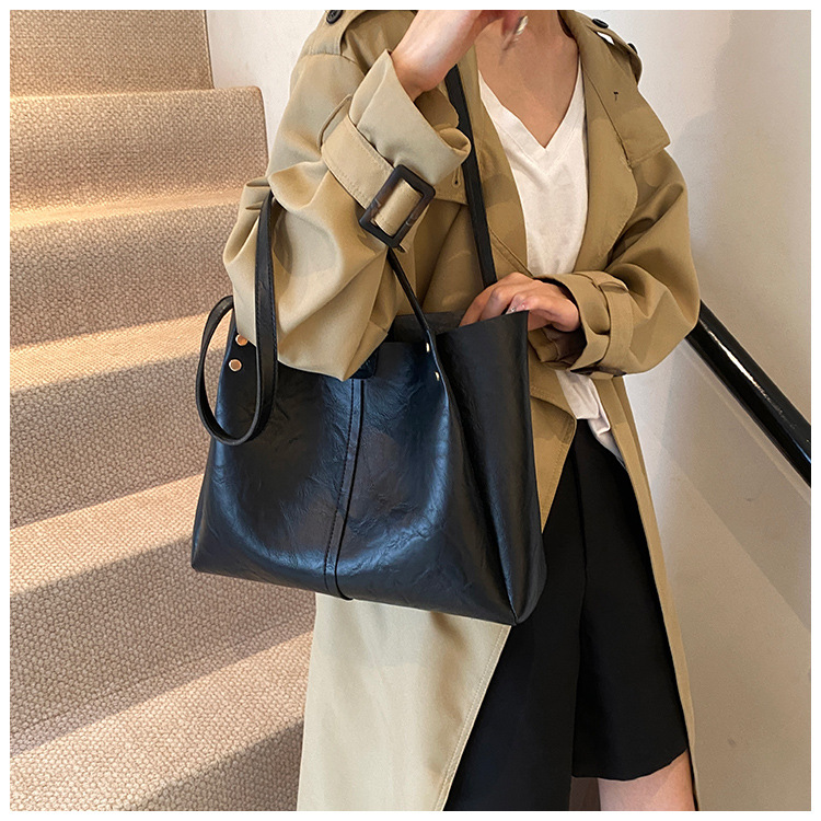 The new 2024 autumn collection features a retro, simple, large-capacity, solid-color, fashionable and individual single-shoulder underarm tote women's bag undefined