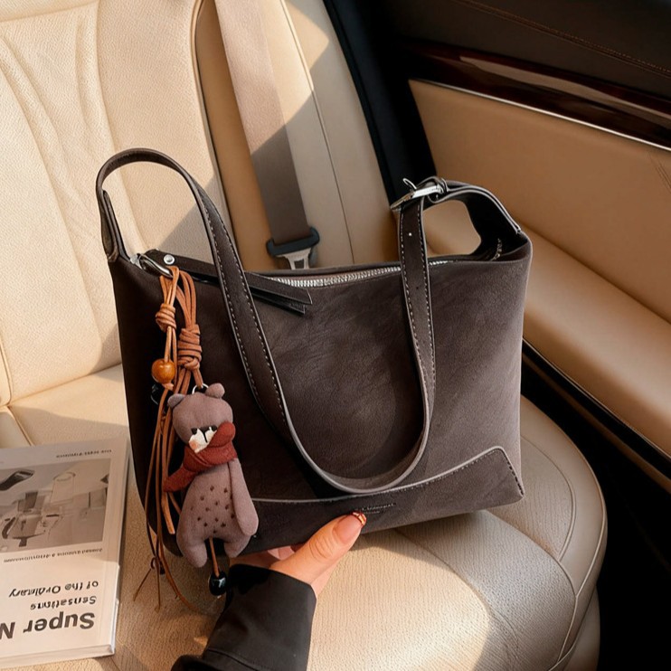 Bolsa retro esmaltada de alta sensación de mujer super caliente bolso de hombro bajo la axila 2025 nuevo invierno ocio mochila de viaje