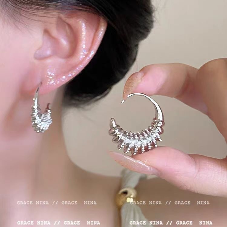 フランス式の清冷感の銀色の金属のイヤリングの真珠のドリルのフリンジデザイン感の耳飾りのファッションの高い顔の値の女性の耳飾り