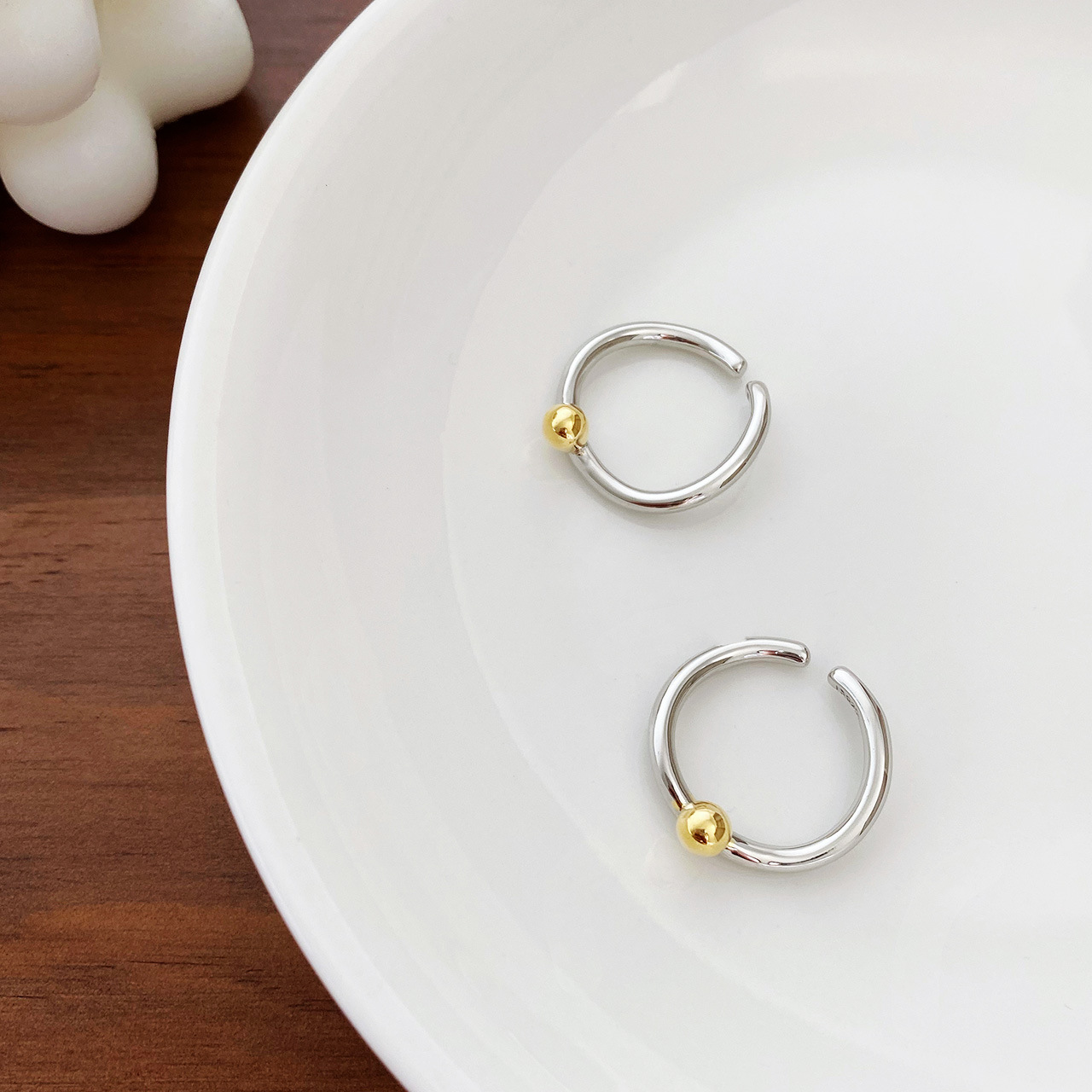 Semplice, versatile, anello da donna con apertura della bocca in oro e argento con perle a contrasto, stile cool, nuova tendenza 2022_voghion.com