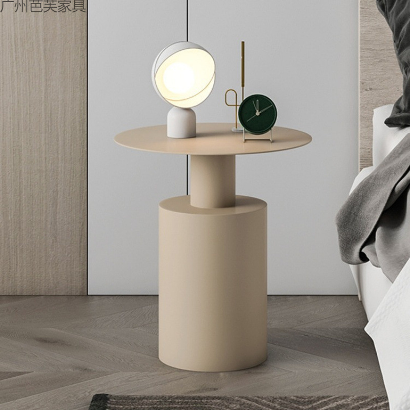 Sofá de estilo nórdico de lujo ligero con varios sofá de esquina de la sala de estar con varios estantes de cabecera de hierro forjado mesa redonda simple mesa de té