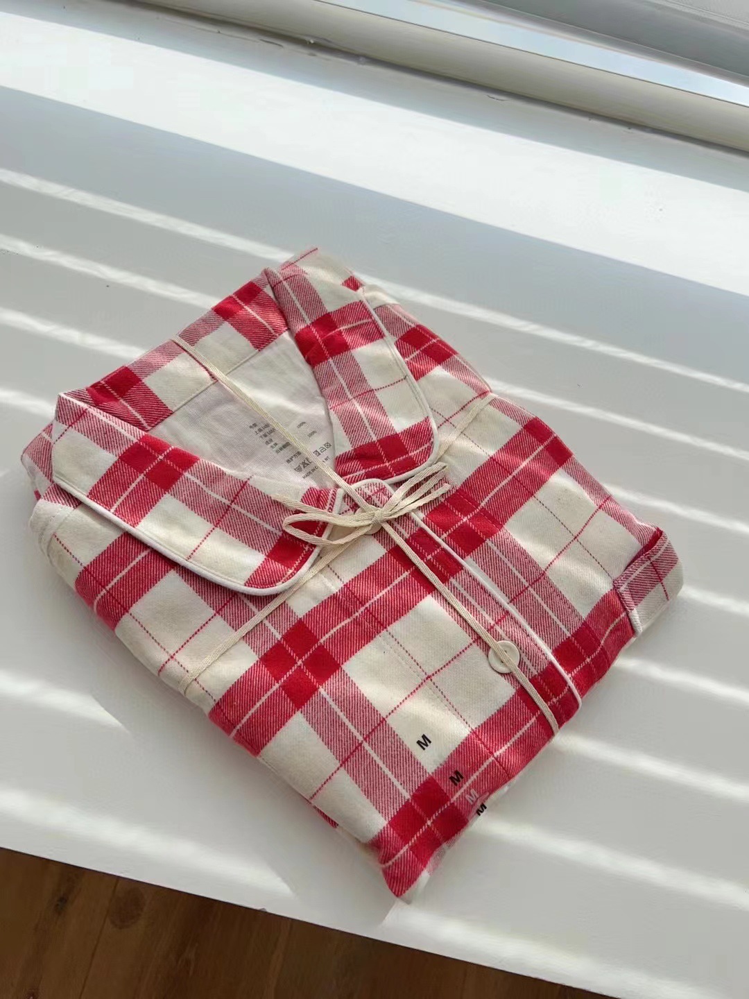 오프화이트 레드 체크 여성 모델