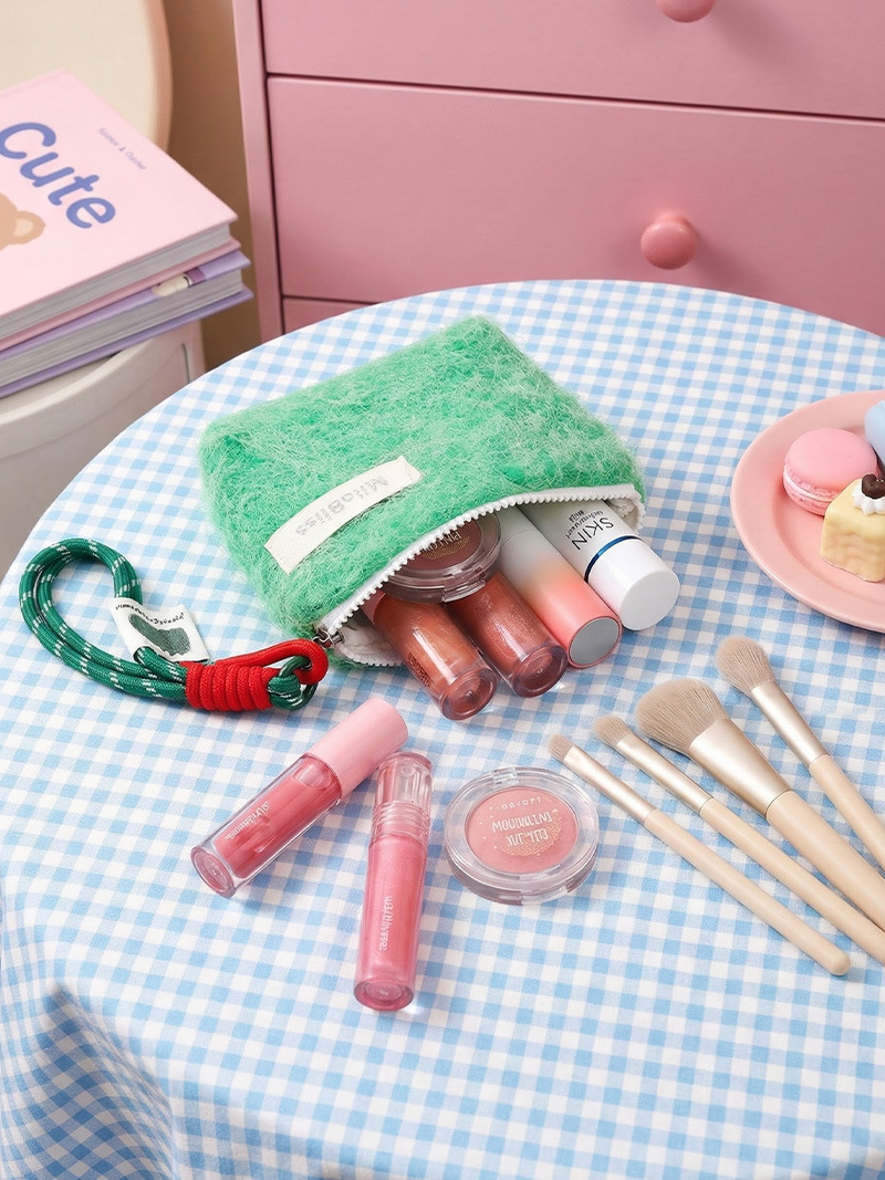 La nueva bolsa de cosméticos de felpa simple y de moda, bolsa de almacenamiento linda de color sólido, bolsa de cosméticos portátil de mano para salir todos los días