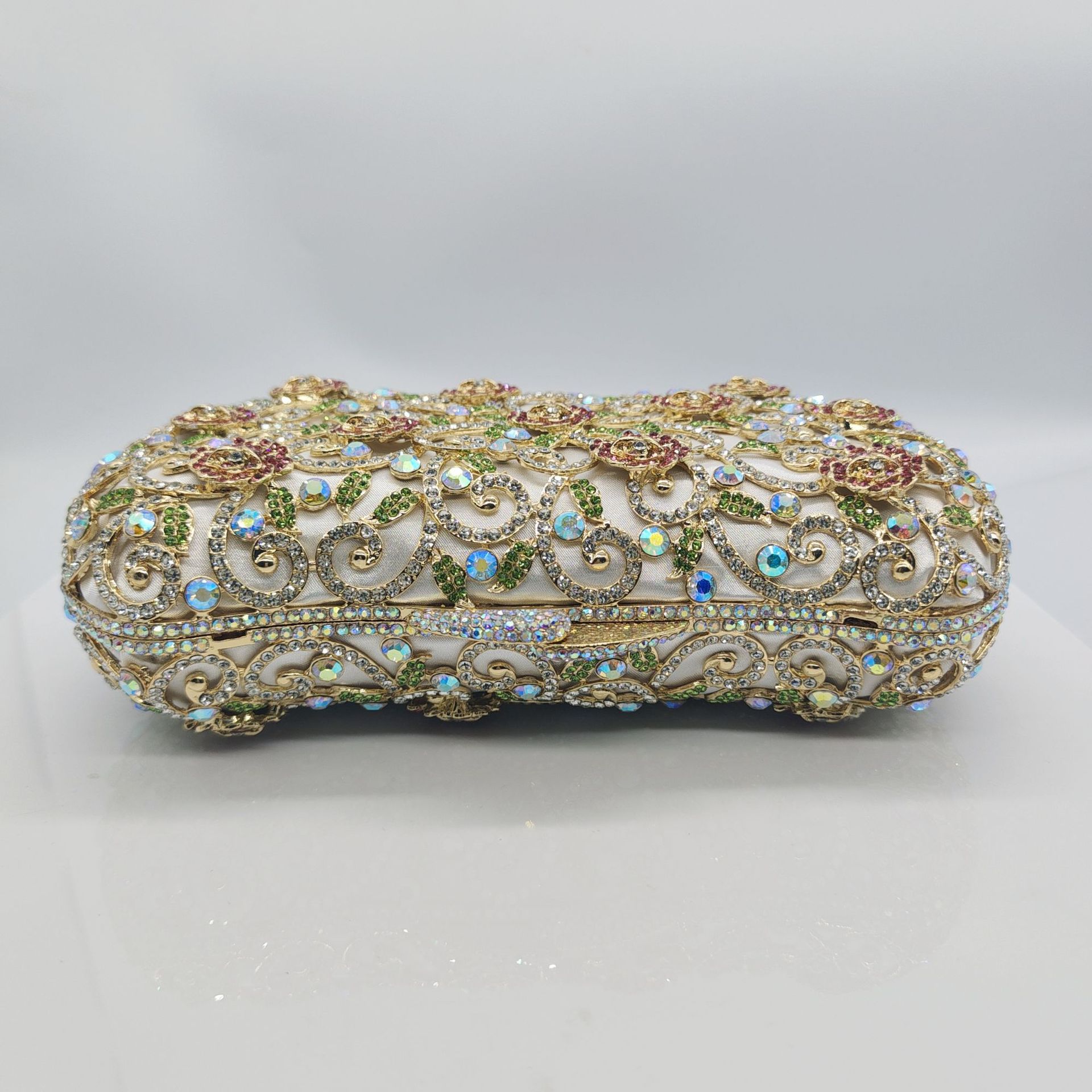 Nueva bolsa de cena europea y americana caja metálica dura transfronteriza bolsa de diamante bolsa de mano europea y americana bolsa de mujer bolsa blanca