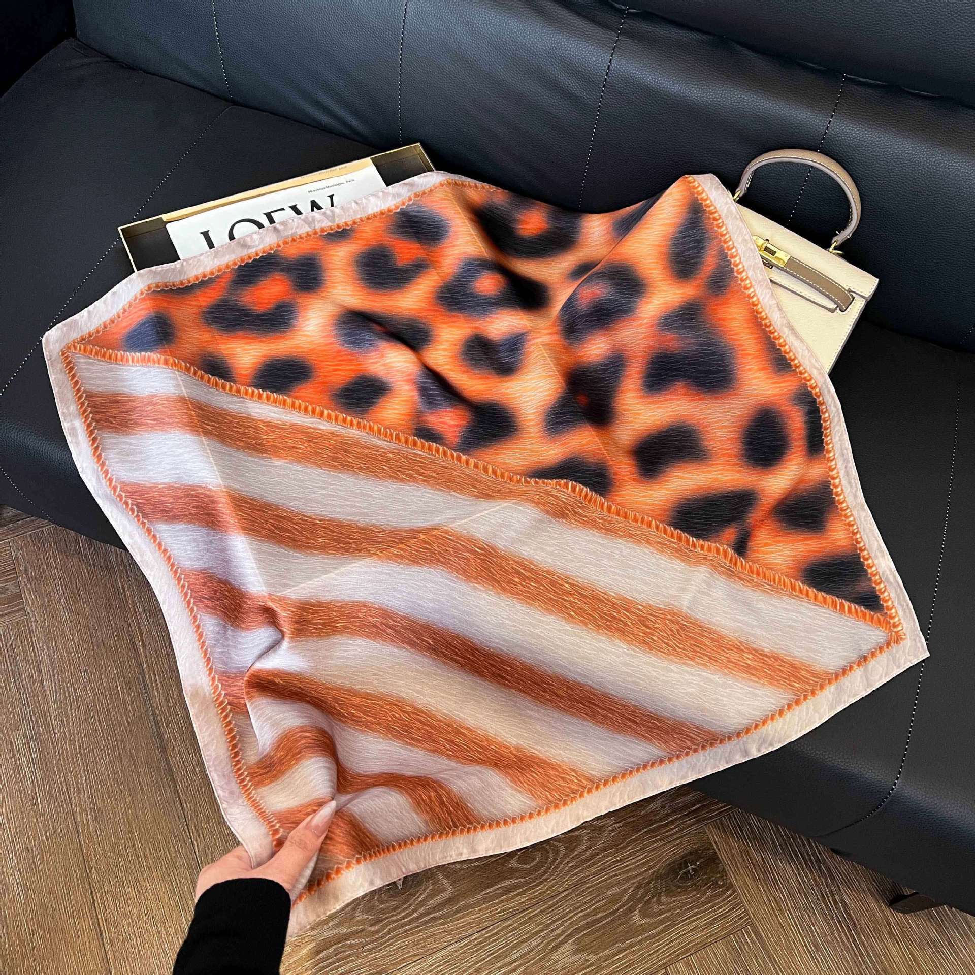 Transfronterizos nuevos bufandas de seda azul de alto nivel de seda cuadrada de simulación bufandas de moda de decoración de moda de combinación bolsa correa de pelo bufandas profesionales