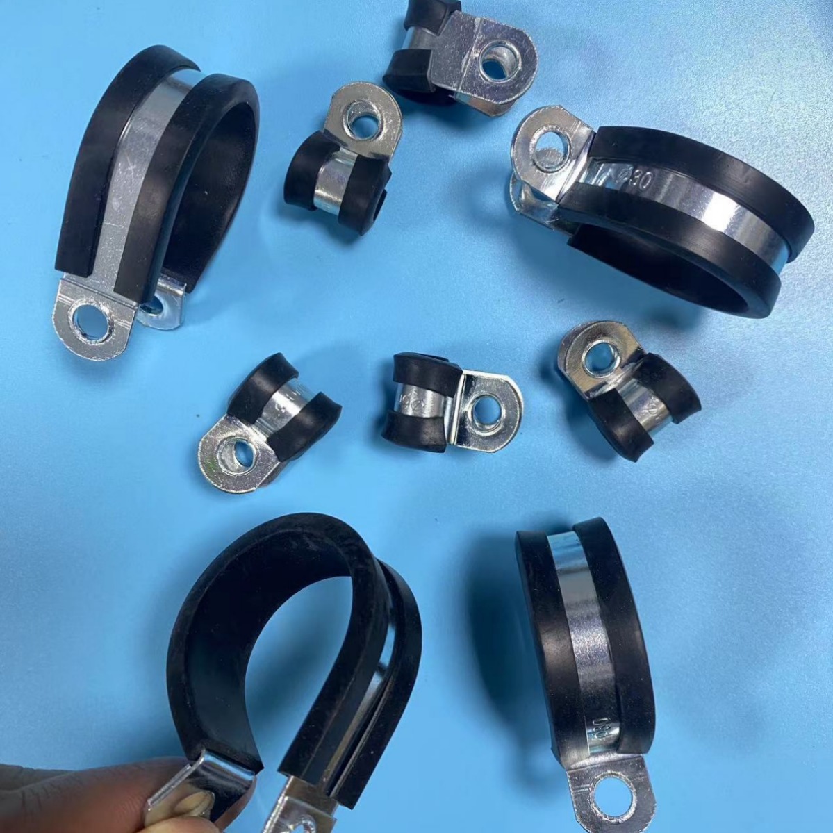 R型连胶条卡箍 R型带胶软管紧固夹 R型橡胶减震抱箍25mm丁晴橡胶