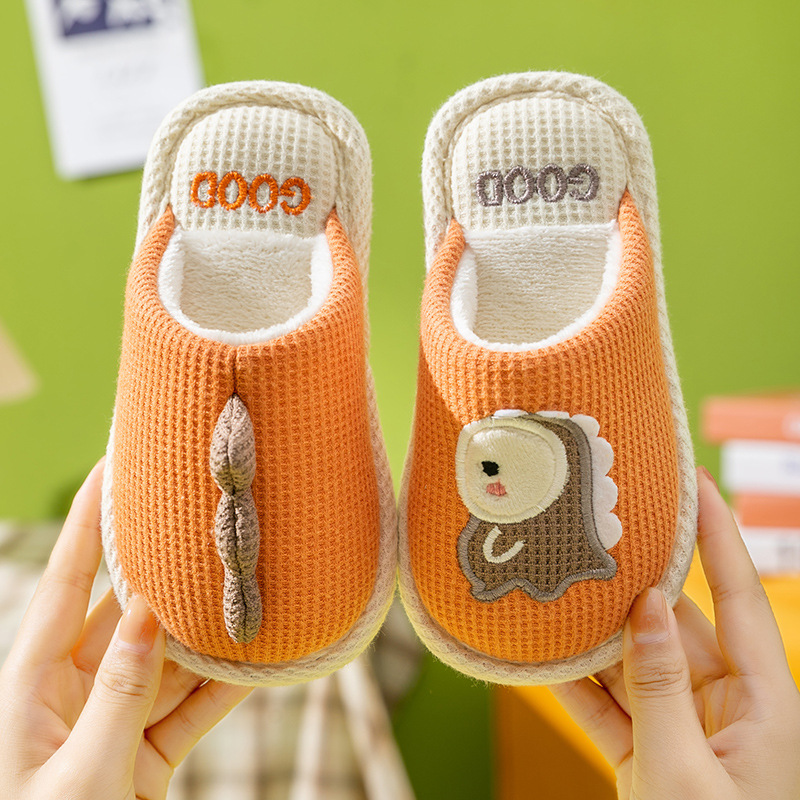 Invierno zapatillas de algodón para niños, niños y niñas, padres e hijos, bolsas de dibujos animados lindas, tacones antideslizantes para bebés en el interior, zapatillas de lana casera