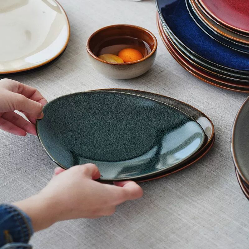 Plato de color esmalte transfronterizo de cerámica europea platos de platos de platos domésticos de restaurantes de hoteles de filete platos triangulares grandes platos de material japonés