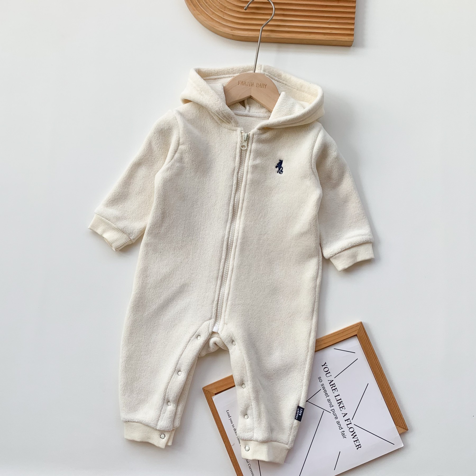 Bebé de una pieza 2025 otoño e invierno nuevo traje de escalada de terciopelo australiano para hombres y mujeres bebé de doble cara más traje de exterior de una pieza de terciopelo marea