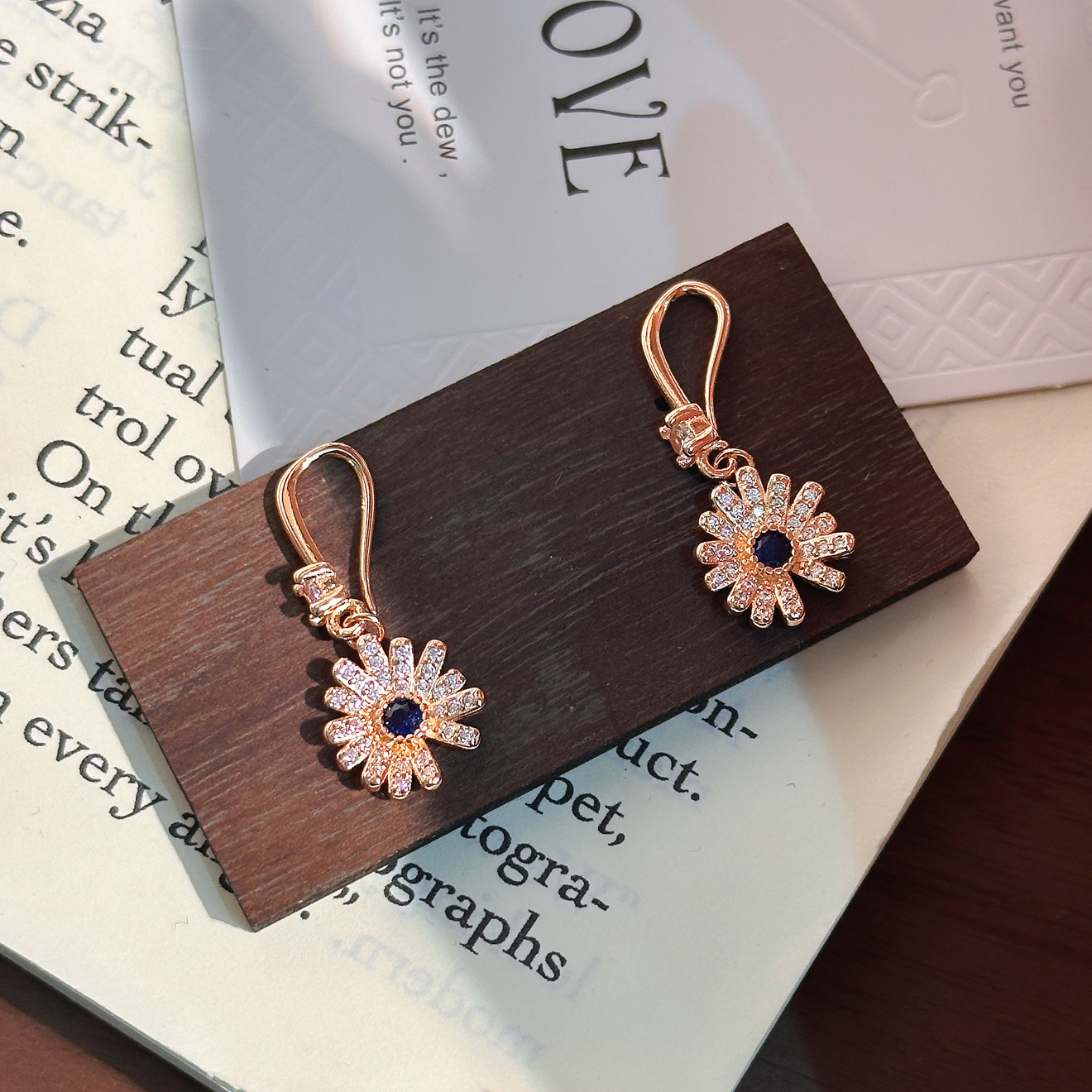 Daisies pendientes de orejas de lujo ligero de diseño de alto nivel gancho de orejas de flores pequeñas joyas de orejas frescas al por mayor pendientes transfronterizos al por mayor