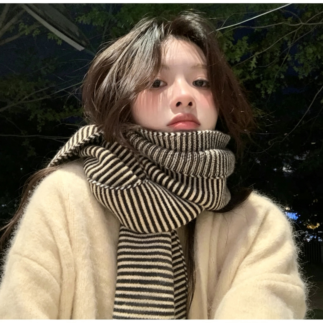 Classic and versatile striped knitted scarf for women, perfect for autumn and winter, offering a stylish and warm look, suitable for couples, in trendy black and white Korean style