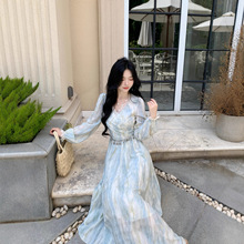 茶歇法式蓝色扎染连衣裙女春夏新款大码高级感蕾丝拼接V领长裙子