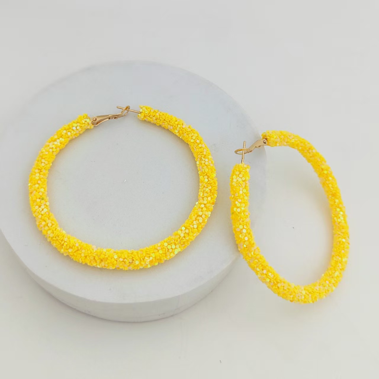 欧米風誇張スパンコール大丸型イヤリング　おしゃれなカラフルスパンコールキャンディーカラー個性派レディースイヤリング