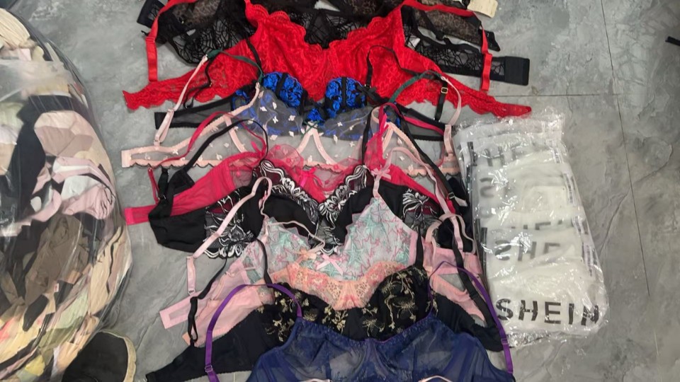 Inventario de cauda de bajo precio miscelánea de comercio exterior de tamaño grande ropa interior sexy encaje bordado taza delgada sin cojín sostén