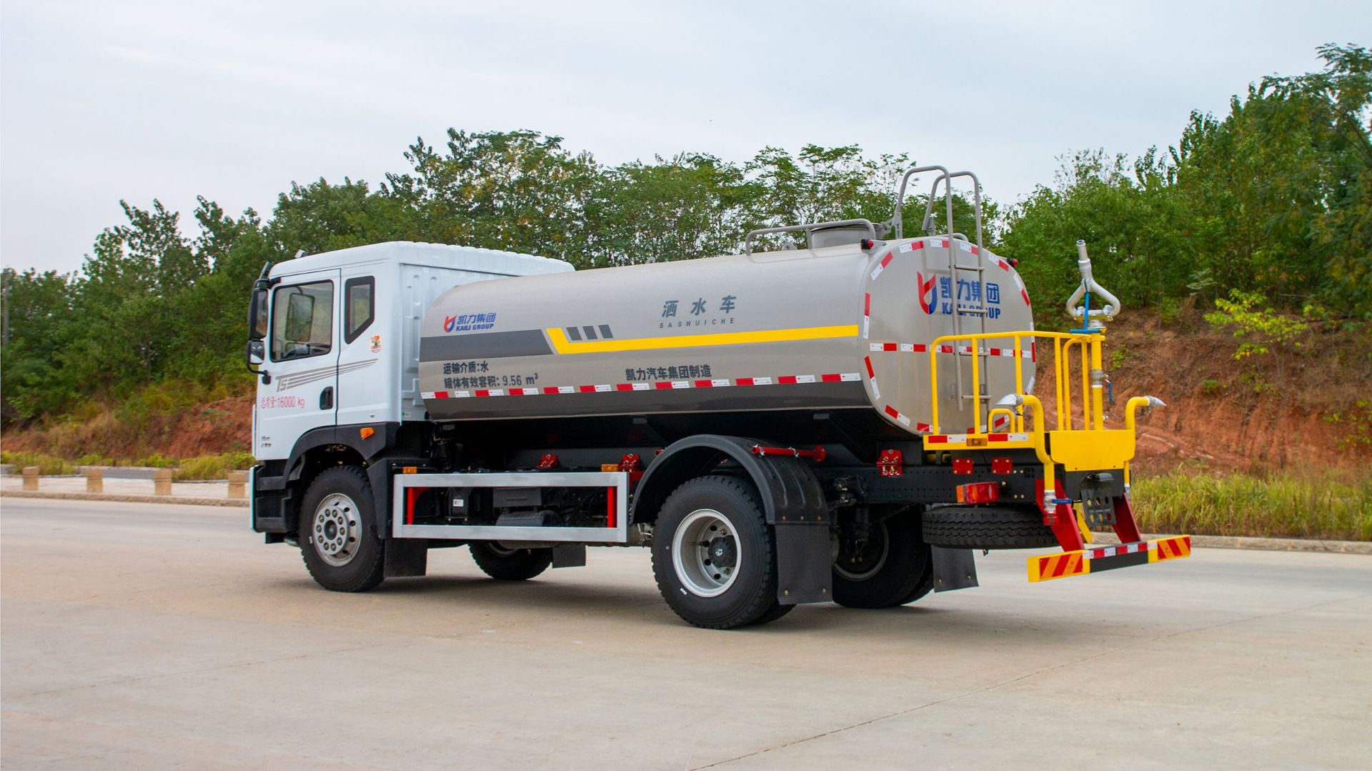Factory Direct Sales 15 Square Meter Sprinkler Truck Huashen T5 Greening Spray Truck Export Dongfeng Huashen Spray Truck Can Be Divided into Installments