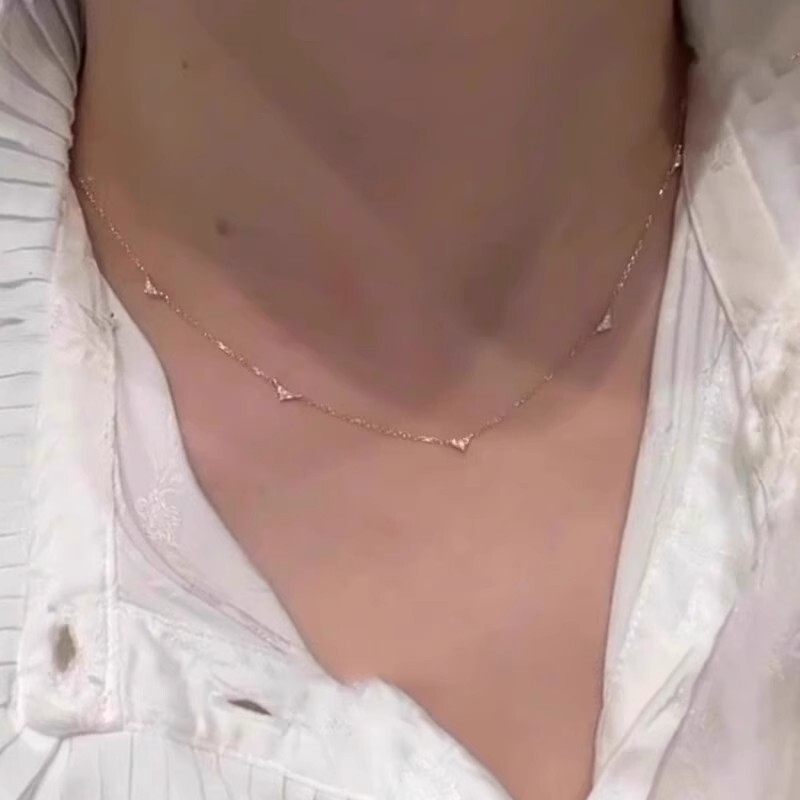 非常に細いフラッシュドリルの愛のネックレスの女性の新型の高級感の軽い豪華な首の鎖の小さい大衆のミニ三角形のジルコンの鎖|undefined