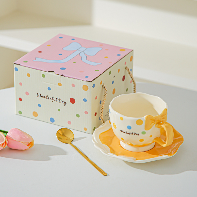 Taza de café de cerámica de lujo ligera británica, taza de café de la tarde doméstica, taza de café de estilo europeo, pequeño conjunto de tazas de café de Phnom Penh, regalos para chicas