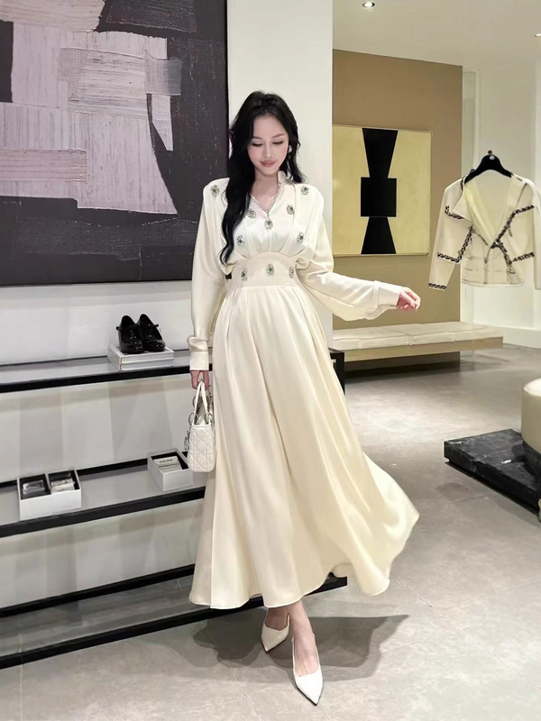 时尚休闲黑色裙子2025秋女装V领长袖重工钉珠收腰显瘦大摆连衣裙|undefined