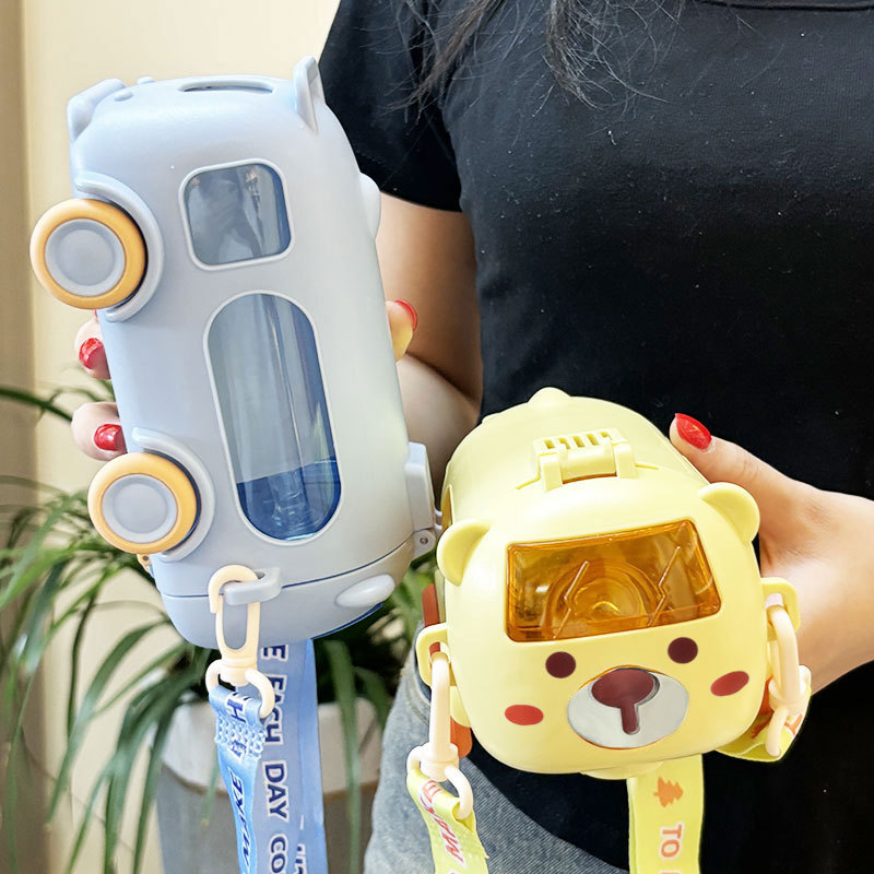 Taza de agua de coche de autobús para bebés de nuevo estilo Taza de paja para niños de alto valor Taza de agua de gran capacidad con tapa elástica portátil para exteriores