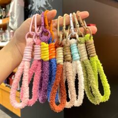 ぬいぐるみ編みストラップのキーリングはカラーの小さい清新な携帯電話のストラップを掛けます。