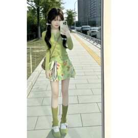 2026新款超火初夏漂亮绿色连衣裙子女多巴胺穿搭碎花短裙套装