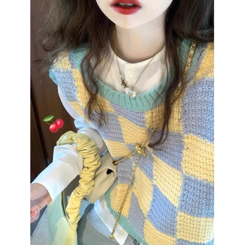 Soft, plaid sweater vest for women, loose and relaxed style, V-neck knitted vest, suitable for spring and autumn 2024, versatile for students.
