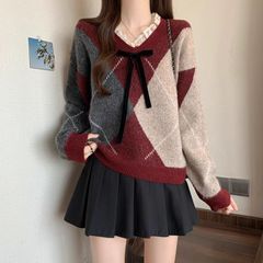レースはvネックの菱格のデザイン感があります。