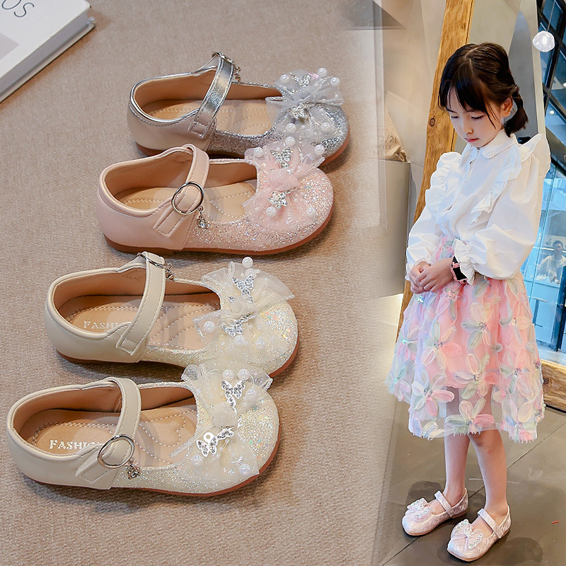 Zapatos de cuero para niñas 2025 verano nuevo arco de perla zapatos princesa zapatos para bebés zapatos para chicas de moda zapatos de rendimiento